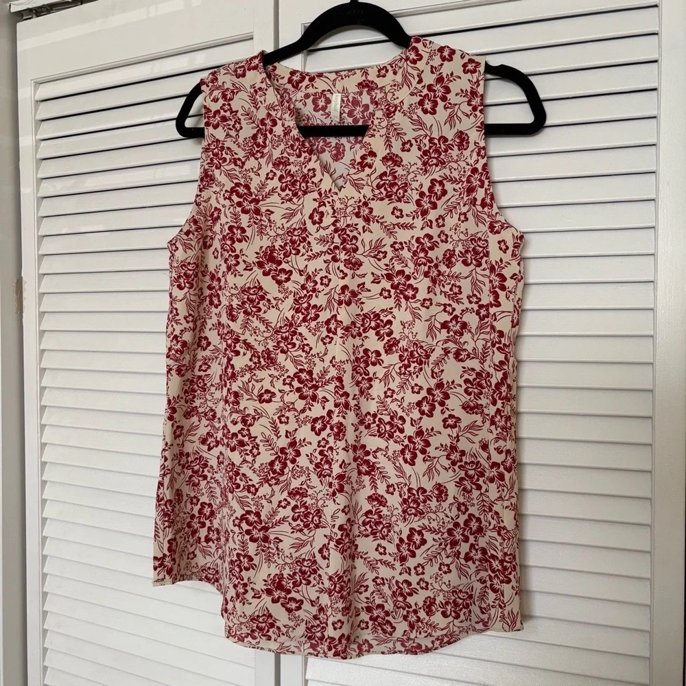 Chic Floral Sleeveless Blouse - Red on Cream - Picture 2 of 4